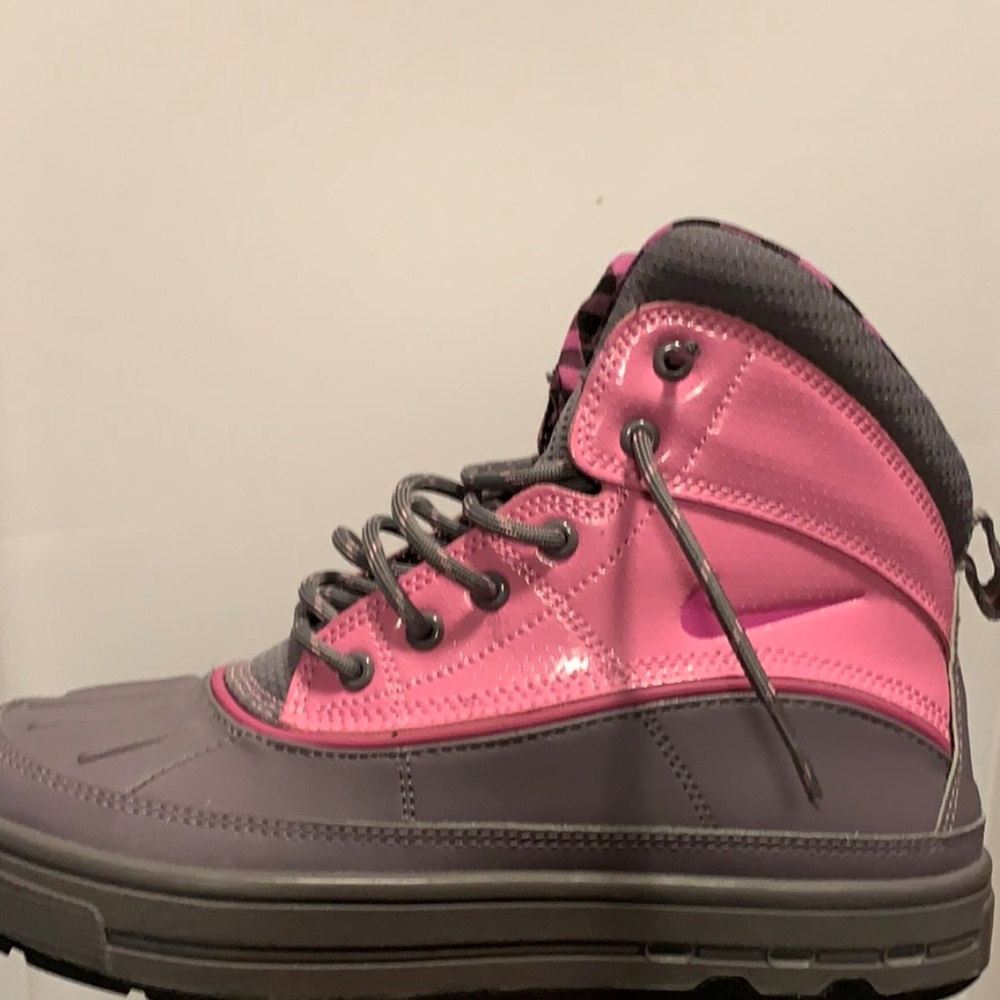NIKE BOOTS